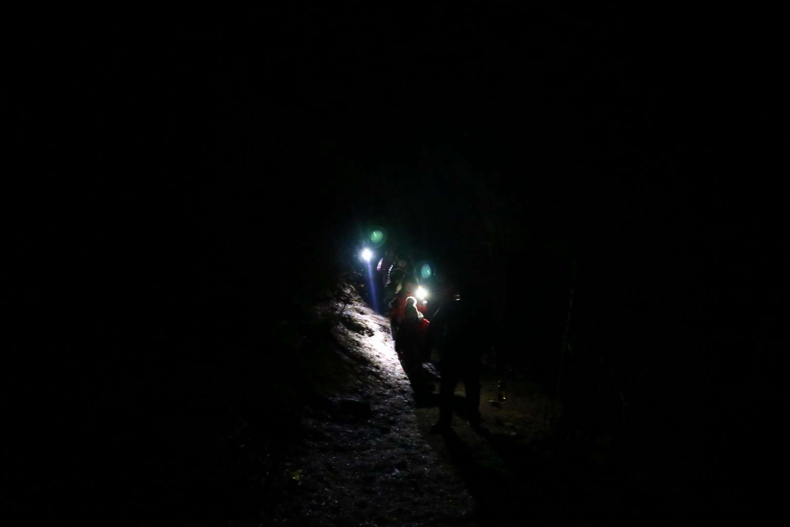 最开始的黑夜中登山
